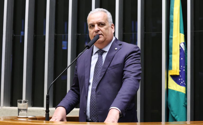 Comissão aprova autorização para pessoa com deficiência visual usar óculos biópticos para obter CNH