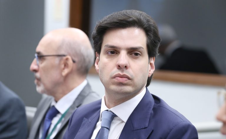 Comissão aprova projeto que define regras para abastecimento de aeronaves em solo