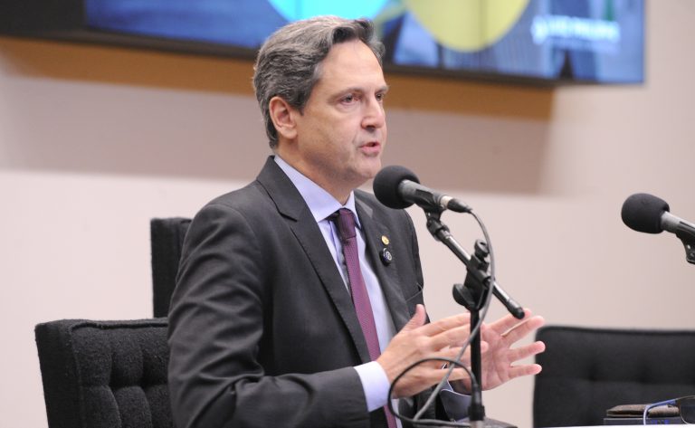 Projeto cria regras para fiscalizar pessoas expostas politicamente