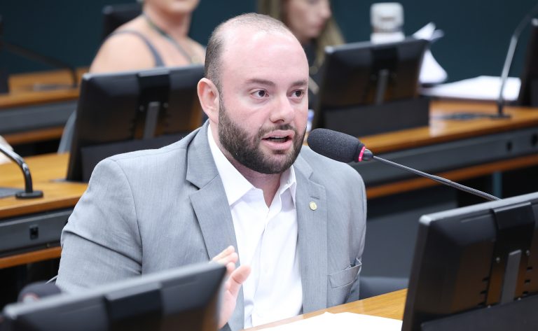 Projeto obriga hotéis a verificar idade de crianças e adolescentes