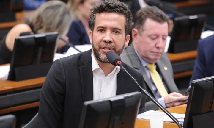 Janones denuncia censura em decisão do TSE contra 