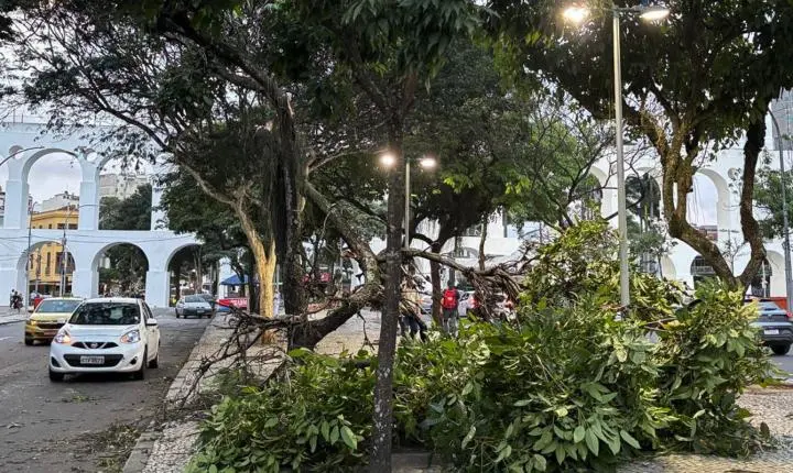 Ventania causa apagão e paralisa transportes no Rio de Janeiro